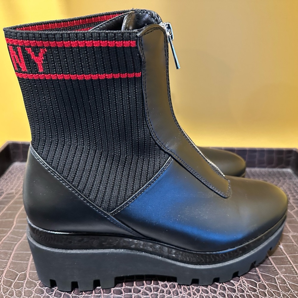 DKNY WEDGE PLATFORM LOGO BOOTIES BOOTS NEW SZ 8